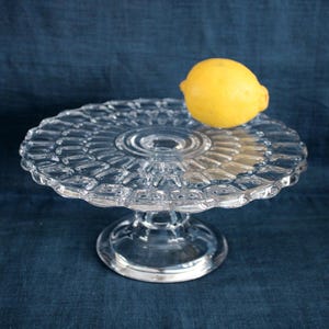 Soporte para pasteles antiguo EAPG con pedestal, diseño de huella de bebé, Argus Flint Glass