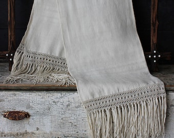 Toalha de banho grande, antiga, em linho rústico texturizado, com franjas profundas, medindo 137 cm x 97 cm (54" x 38").