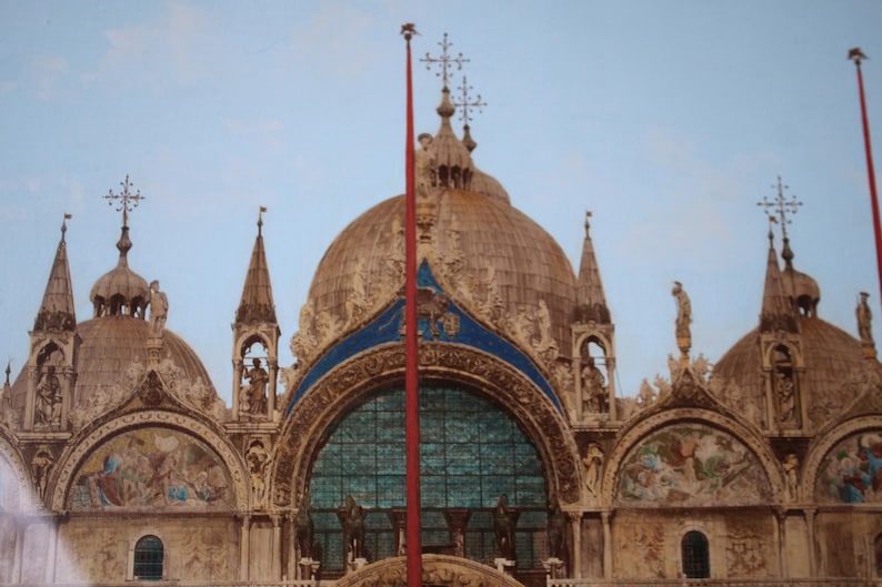 Puede incluir: Un gran edificio ornamentado con m&uacute;ltiples c&uacute;pulas y un asta de bandera roja en frente. El edificio est&aacute; hecho de piedra y tiene una variedad de detalles arquitect&oacute;nicos, incluyendo arcos, columnas y estatuas.