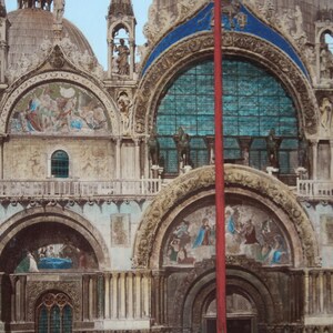 Puede incluir: Una vista detallada de un gran edificio adornado con puertas y ventanas arqueadas. El edificio est&aacute; hecho de piedra y tiene un color marr&oacute;n claro. El edificio tiene un techo de tejas azules y blancas. El edificio est&aacute; decorado con intrincados tallados y esculturas.