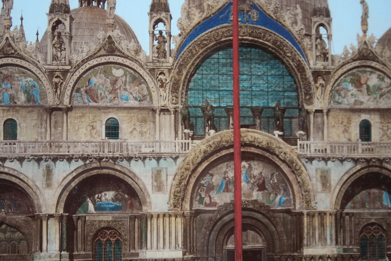 Puede incluir: Una vista detallada de un gran edificio adornado con puertas y ventanas arqueadas. El edificio est&aacute; hecho de piedra y tiene un color marr&oacute;n claro. El edificio tiene un techo de tejas azules y blancas. El edificio est&aacute; decorado con intrincados tallados y esculturas.
