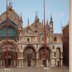 Puede incluir: Una fotograf&iacute;a antigua de la Bas&iacute;lica de San Marcos en Venecia, Italia. El edificio es un hermoso ejemplo de arquitectura bizantina, con detalles intrincados y una fachada grandiosa. La fotograf&iacute;a est&aacute; en color y muestra la bas&iacute;lica en todo su esplendor.