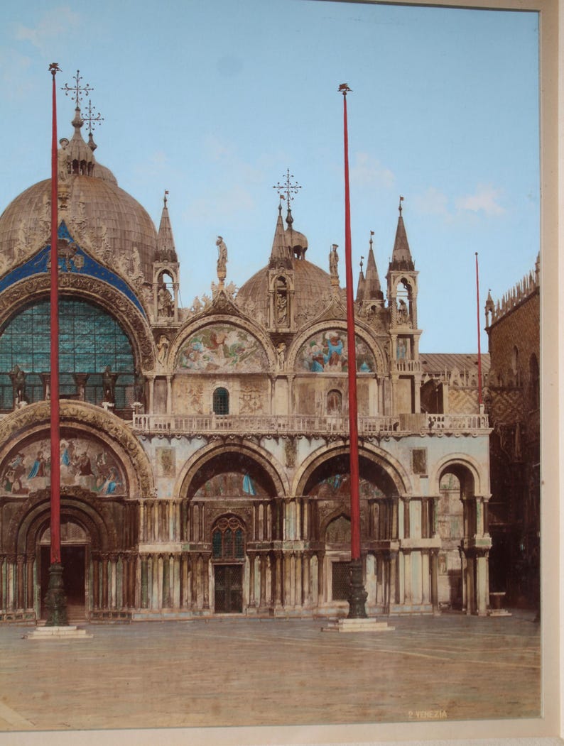 Puede incluir: Una fotograf&iacute;a antigua de la Bas&iacute;lica de San Marcos en Venecia, Italia. El edificio es un hermoso ejemplo de arquitectura bizantina, con detalles intrincados y una fachada grandiosa. La fotograf&iacute;a est&aacute; en color y muestra la bas&iacute;lica en todo su esplendor.