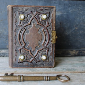 Álbum de fotografías victoriano antiguo de cuero repujado con bordes dorados gofrados y fotos y tipos de hojalata
