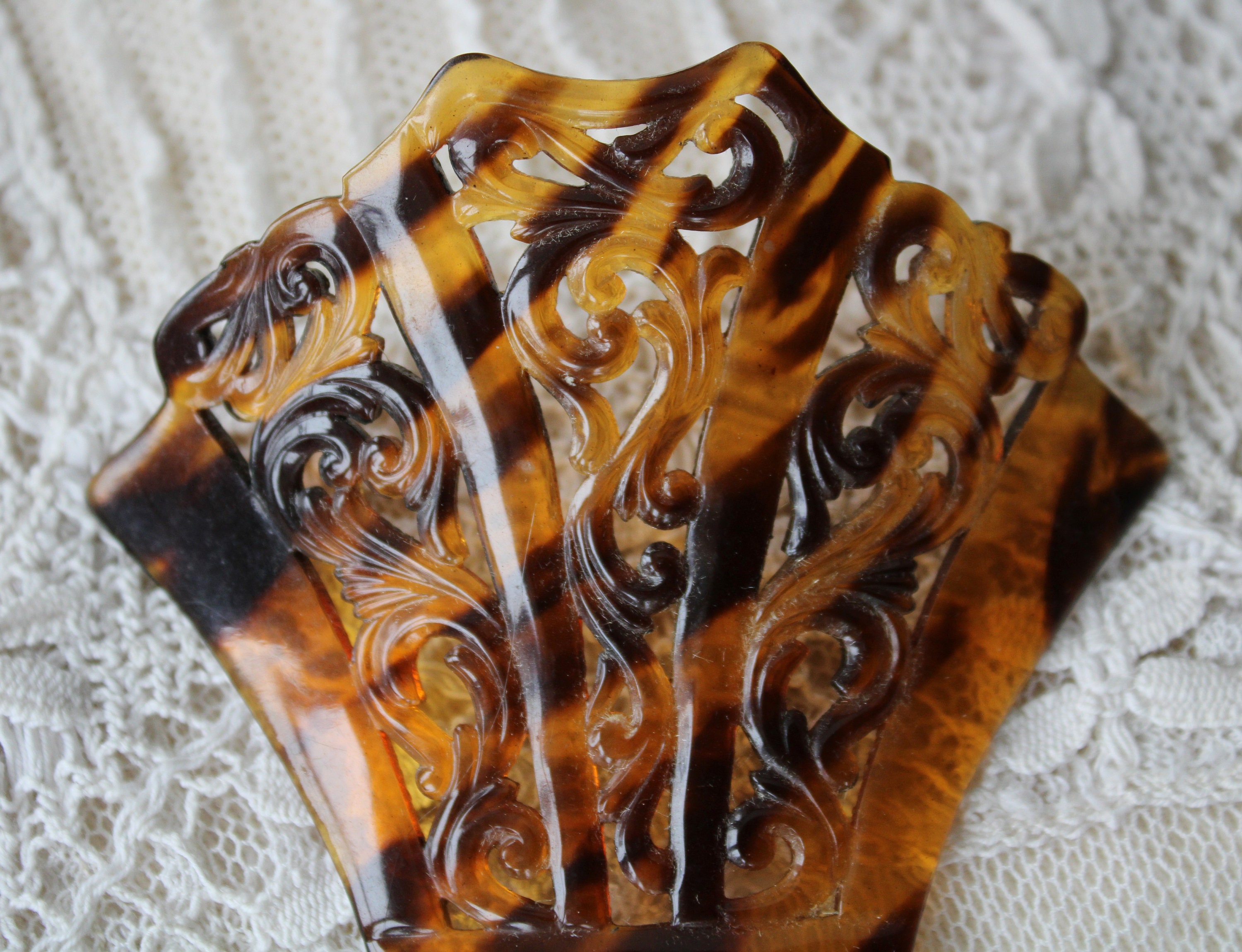 Antique Edwardian 1900s carved celluloid faux tortoiseshell 3 prong hair comb Antique Edwardian Carved Celluloid Faux Tortoise Shell  main image 4