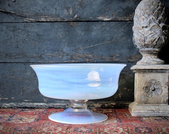 Vintage handgeblazen middenschaal van opaalglas op voet