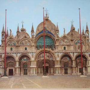 Puede incluir: Una fotograf&iacute;a antigua de la Bas&iacute;lica de San Marcos en Venecia, Italia. El edificio es una gran estructura adornada con una c&uacute;pula central y m&uacute;ltiples torres. La fachada est&aacute; decorada con intrincados tallados y estatuas.