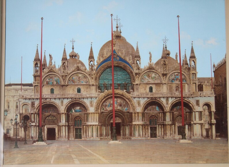Puede incluir: Una fotograf&iacute;a antigua de la Bas&iacute;lica de San Marcos en Venecia, Italia. El edificio es una gran estructura adornada con una c&uacute;pula central y m&uacute;ltiples torres. La fachada est&aacute; decorada con intrincados tallados y estatuas.