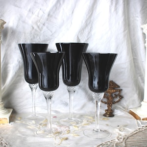 4 copas de vino Circleware de cristal con tallo de diamante negro y forma de tulipán.