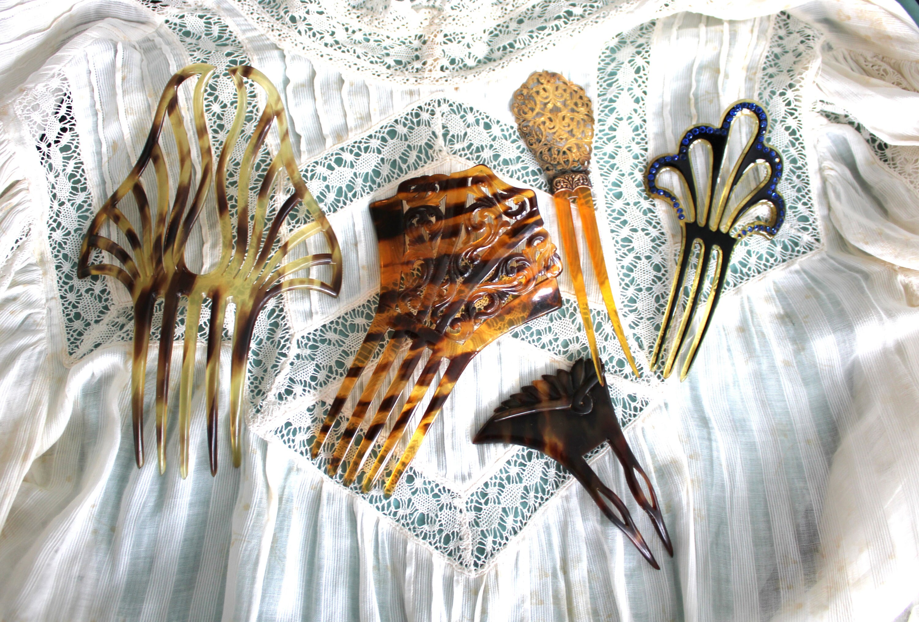 Antique Edwardian 1900s carved celluloid faux tortoiseshell 3 prong hair comb Antique Edwardian Carved Celluloid Faux Tortoise Shell  main image 3