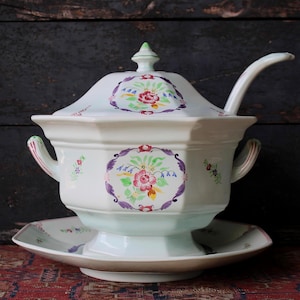 Sopera antigua Adams Calyx Ware con cucharón y plato.