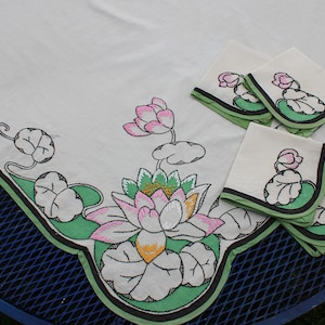 ヴィンテージのアート＆クラフト刺繍とペイントが施されたランチョンテーブルクロス、睡蓮のナプキン4枚付き