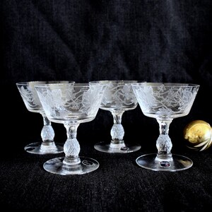 4 bicchieri da sorbetto, vino e cocktail Heisey Plantation Ivy Vintage, nuovi e mai usati.