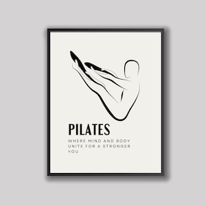 Könnte beinhalten: Schwarz-weiß-Illustration einer Person, die eine Pilates-Übung ausführt. Der Text "PILATES" ist fett gedruckt, gefolgt von dem Satz "WHERE MIND AND BODY UNITE FOR A STRONGER YOU".