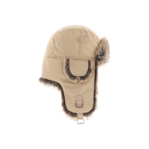 Peut inclure: Un chapeau de trappeur beige avec une garniture en fausse fourrure et des cache-oreilles. Le chapeau comporte une petite poche avec deux boutons et une boucle. La garniture en fourrure est de couleur marron foncé.