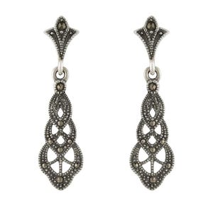 Puede incluir: Un par de pendientes colgantes plateados. Cada pendiente presenta un diseño calado ornamentado con pequeños detalles oscuros. Los pendientes tienen una parte superior decorativa y una forma larga y colgante, adecuada para uso formal o diario.