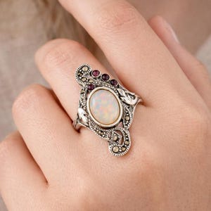Anillo de ópalo Gilson blanco, rubí y marcasita de inspiración Art Déco en plata de ley 925