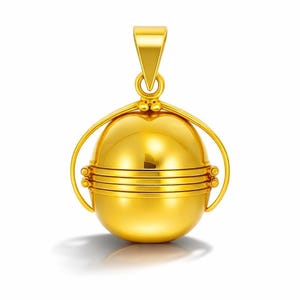 Peut inclure: Un pendentif doré de forme sphérique. Le pendentif comporte une ouverture à charnière et une boucle pour une chaîne. Le corps sphérique est orné de lignes horizontales et de petites sphères décoratives. Le pendentif est en matériau brillant et réfléchissant.