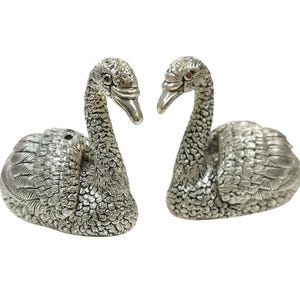 Verzilverde zwaan zout- en peperstel set vintage servies met robijnrode ogen verzamelobject vogeldecor