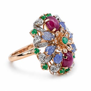 Anillo de oro rosa y blanco de 14 quilates con rubíes, zafiros, esmeraldas y diamantes.