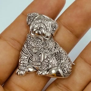 アンティークスタイルの座っている犬のブローチペンダント、コレクターズアイテム、925スターリングシルバー