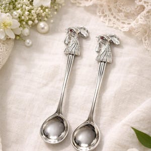 Cucharas de plata de ley con forma de gallo de ojos rubí, par coleccionable