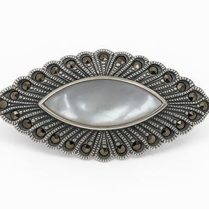 Broche Ancienne En Argenté Avec Marcassites Et Perle Nacrée - Bijou Vintage