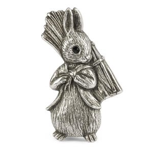 Könnte beinhalten: Silberfarbene Hasenfigur mit schwarzem Auge, die ein Bündel auf dem Rücken trägt. Der Hase trägt einen Mantel und hält die Hände zusammen. Die Figur ist detailliert und hat eine Vintage-Ästhetik.