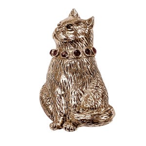 Pode incluir: Um broche de gato dourado com um colar de pedras preciosas vermelhas. O gato está sentado com a cabeça virada para o lado.
