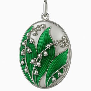 Op de afbeelding: Ovale hanger met een zilverkleurige beugel, met een lelietje-van-dalen ontwerp. De hanger heeft een zilveren achtergrond met heldergroene bladeren en witte klokvormige bloemen. Een gedetailleerd bloemen sieraad.
