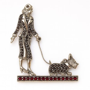 Op antiek geïnspireerde Lady Walking Scottie Dog Marcasiet, smaragd en robijn broche 925 sterlingzilver