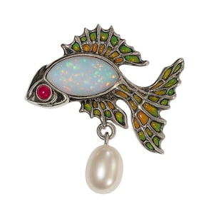 Jugendstil inspirierte Emaille Plique a Jour Fisch Brosche mit Opal Körper, Rubin Auge & Perlen Tropfen 925 Sterling Silber Emaille Schmuck