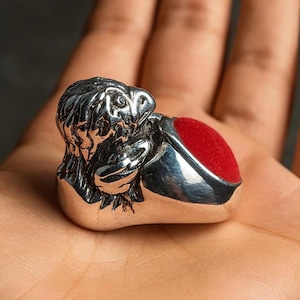 Silverfärgad nålkudde för kyckling som kläcks ur ägg med röd sammetstopp, samlarobjekt i miniatyr, fågeldesign i vintagestil