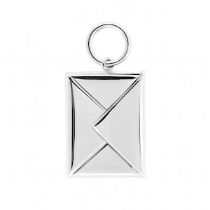 Könnte beinhalten: Ein glänzender silberner Umschlag-Anhänger mit einer kreisförmigen Schlaufe oben. Der rechteckige Anhänger zeigt ein detailliertes Design eines Umschlags mit gefalteter Klappe. Ideal für eine Halskette oder ein Armband.