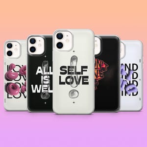 Può includere: Una collezione di cinque custodie per telefoni con vari design. Le custodie presentano le parole "LOVE", "ALL IS WELL", "SELF LOVE", "IN LOVE" e "MIND OUT" in diversi caratteri e colori. Le custodie sono trasparenti con sfondi bianchi e neri.