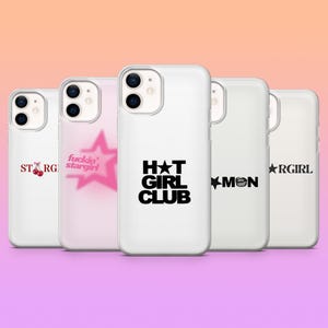 Peut inclure: Plusieurs coques blanches pour iPhone avec des graphiques noirs et roses. Les motifs incluent du texte et des étoiles, comme "STARG", "fuckin' stargirl", "H*T GIRL CLUB", "*M*N" et "*RGIRL". Fond dégradé rose et violet.