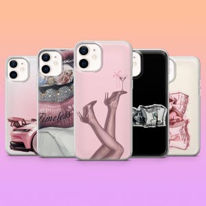 Peut inclure: Une collection de cinq coques de téléphone avec différents motifs. Les coques présentent des images d'une voiture de sport rose, d'une bouche ornée de bijoux avec le mot "Timeless", de jambes en talons tenant un martini, d'argent froissé et d'un cocktail rose.