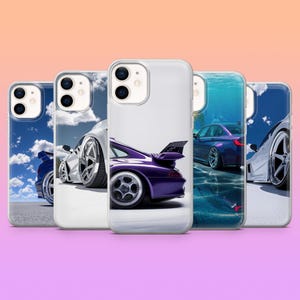 Puede incluir: Una colección de fundas para teléfonos con imágenes estilizadas de coches deportivos. Las fundas muestran varios diseños de coches, incluido un coche morado con alerón, sobre diferentes fondos como un cielo con nubes y una escena submarina.
