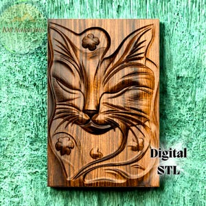 Op de afbeelding: Een rechthoekige houten plaquette met een gebeeldhouwd kattengezichtontwerp. De kenmerken van de kat zijn gedetailleerd met vloeiende lijnen en bloemmotieven. De tekst "Digital STL" is zichtbaar. Het hout heeft een warme, bruine tint.