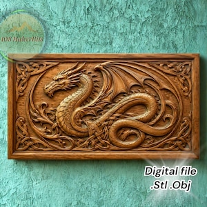 Peut inclure: Une plaque murale rectangulaire en bois présentant une sculpture en relief détaillée d'un dragon avec des ailes et une longue queue, entourée de motifs de nœuds complexes. Le texte 103 MakerBits et Digital file .Stl .Obj sont visibles sur l'image.