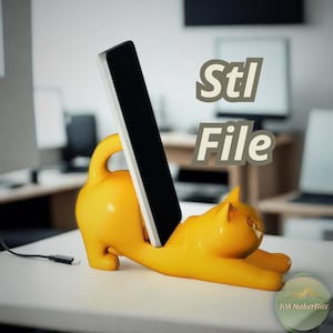 Puede incluir: Un soporte para teléfono con forma de gato amarillo que sostiene un teléfono inteligente negro. El soporte tiene el texto "Stl File" en el fondo. El soporte está sobre una superficie blanca.