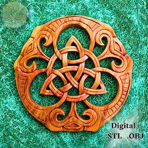 Può includere: Un disegno di nodo celtico in legno intagliato nei toni del marrone e dell'arancione. L'intricato lavoro a nodi è centrato all'interno di una cornice circolare. Il testo "Digital .STL .OBJ" è visibile. Lo sfondo è verde strutturato.