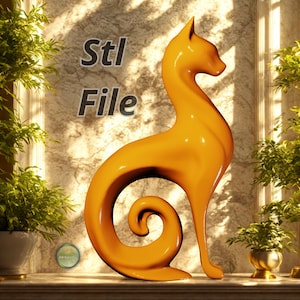 Op de afbeelding: Een glanzende, oranje katsculptuur met een gekrulde staart en opstaande oren. De sculptuur staat op een marmerachtige ondergrond, met de tekst "Stl File" erboven. Potplanten flankeren de sculptuur en voegen een vleugje groen toe.