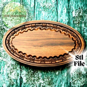 Puede incluir: Placa ovalada de madera con un diseño de alambre de púas tallado en el borde. La placa tiene un acabado natural de vetas de madera y el texto "Stl File" es visible en la esquina inferior derecha. El fondo es de color turquesa desgastado.