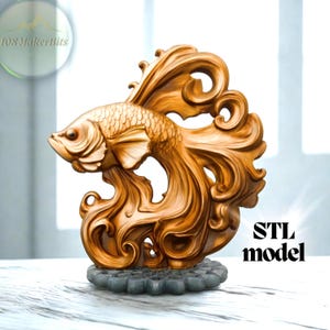 Op de afbeelding: Een gedetailleerde, goudbruine sculptuur van een betta-vis met vloeiende vinnen en staart. De vis is gemonteerd op een grijze, getextureerde basis. De tekst "STL model" wordt in het zwart weergegeven. Het logo "108 MakerBits" staat linksboven.