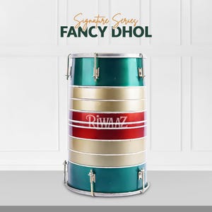 Op de afbeelding: Een Fancy Dhol-drum uit de Signature Series. De drum heeft een groene boven- en onderkant, met gouden en rode banden. Het woord "Riwaaz" staat in het wit op een rode band. De drum is ontworpen met metalen hardware.