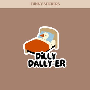 Op de afbeelding: Een sticker met een cartoon gans in bed, met een blauw kussen en een oranje deken. De sticker heeft de woorden "Funny Stickers" bovenaan en "Dilly Dally-er" in vette, witte letters met een zwarte omtrek.