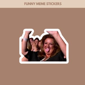Pode incluir: Um autocolante com uma mulher a mostrar a língua, rodeada por outras pessoas a aplaudir. O autocolante tem uma borda branca e o texto "FUNNY MEME STICKERS" no topo.
