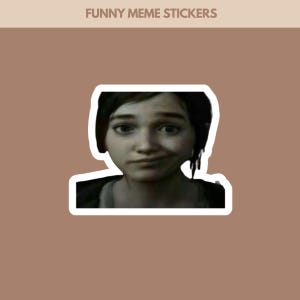 Puede incluir: Una pegatina con una imagen en escala de grises de una persona con una ligera sonrisa. La pegatina tiene un borde blanco y está sobre un fondo marrón. El texto "FUNNY MEME STICKERS" está en la parte superior.