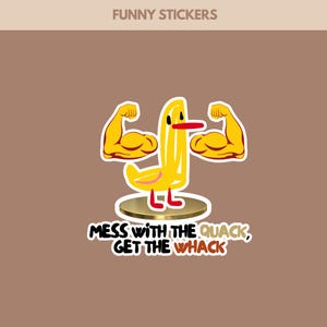 Op de afbeelding: Een gele cartoon eendensticker met gespierde armen. De eend heeft een rode snavel en voeten en staat op een goudkleurig platform. De tekst onderaan luidt "MESS WITH THE QUACK, GET THE WHACK." De tekst "FUNNY STICKERS" staat bovenaan.